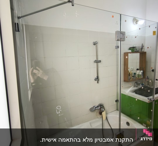 מקלחת עם דלת זכוכית, ברז ומקלחת יד